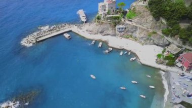 Monterosso, Liguria bölgesinin bir parçası olan La Spezia 'nın bir köyüdür. Eski İtalyan köyü ve güzel sahil manzarası. Kıyıya, sahile, tekneye bakan yarımadada uçuyor. 4K video.
