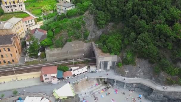 モンテレッソ マーレ村のパノラマビューLa SpeziaのCinque Terreの1つ イタリア ビーチ 鉄道のドローンパノラマビュー古いイタリアの村と美しい湾の建築物の眺め4Kビデオ — ストック動画