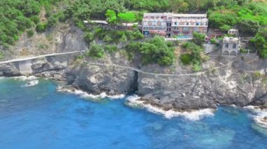 Monterosso, Cinque Terrosu 'nun en popüler beş köyünden biri. İnsansız hava aracı kıyıya yaklaşıyor. Kaya üzerinde terasları olan üzüm bağları, Monterosso' dan Riomaggiore 'ye ünlü Passeggiata dell' amore yürüyüşü..