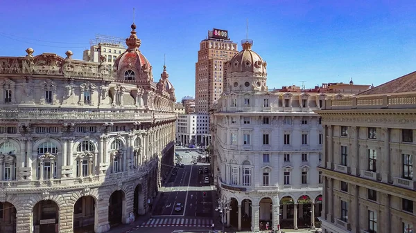 İtalya, Cenova 'daki De Ferrari meydanının hava panoramik drone görüntüsü. Şehrin göbeğinde, tarihi ve modern merkez arasında yer alıyor. Arka planda Palazzo della Borsa.