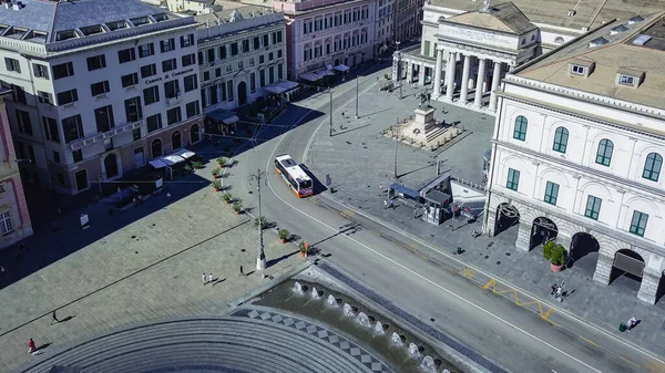 İtalya 'nın Cenova kentindeki Piazza De Ferrari meydanındaki Fountain' in panoramik hava aracı görüntüsü. Liguria bölgesinde popüler bir turizm merkezi olan Cenova şehrinin merkezinde yer almaktadır..