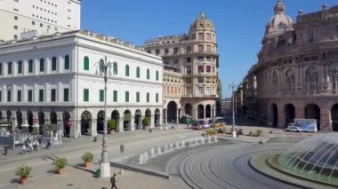 İtalya, Cenova 'daki De Ferrari meydanının hava panoramik drone görüntüsü. Şehrin göbeğinde, tarihi ve modern merkez arasında yer alıyor. Arka planda Ducal Sarayı var. 4K video