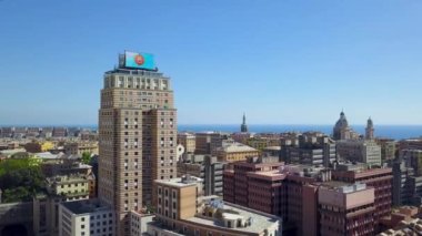 Ceneviz, İtalya. Şehrin merkezi, panoramik insansız hava aracı görüntüsü. Modern merkez bölge olan Liguria 'yı çevreleyen binalar ve sokaklar. 4K video