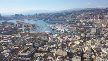 Cenevre Limanı 'nı çevreleyen binaların ve sokakların panoramik insansız hava aracı görüntüsü. Limanda gemi ve feribot gezisi. Güzel mimarisi, evleri, çatıları ve binaları olan eski ünlü İtalya şehri. 4K video klibi.