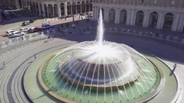 İtalya 'nın Cenova kentindeki Piazza De Ferrari meydanındaki Fountain' in panoramik hava aracı görüntüsü. Liguria bölgesinde popüler bir turizm merkezi olan Cenova şehrinin merkezinde yer almaktadır. 4K video