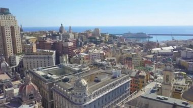 Genova Limanı 'nı çevreleyen binaların ve sokakların panoramik hava aracı görüntüsü. Deniz ticareti ve turizm sanatının önemli merkezi. Güzel mimarisi, evleri ve çatısı olan eski ünlü İtalya şehri.