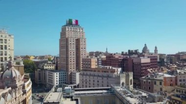 Ceneviz, İtalya. Şehrin merkezi, panoramik insansız hava aracı görüntüsü. Liguria 'nın modern merkez bölgesini çevreleyen binalar ve sokaklar. Güzel mimarisi, evleri, çatıları olan modern ünlü İtalya şehri.