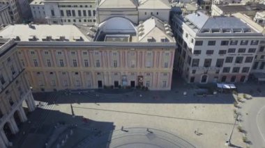 De Ferrari Meydanı 'nın, Ducal Sarayı' nın, eski binaların çatılarının, tarihi caddelerin ve İtalya 'nın Cenova kentindeki ünlü limanın panoramik hava aracı görüntüsü. Şehrin merkezi, hava manzaralı. 4K video
