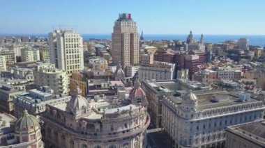 Cenova, Liguria, İtalya. Şehrin merkezi, panoramik insansız hava aracı görüntüsü. Eski ve modern semtleri çevreleyen binalar ve caddeler güzel mimari yapılar, çatılar, binalar. 4K video