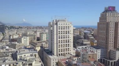 Ceneviz, İtalya. Şehrin merkezi, panoramik insansız hava aracı görüntüsü. Liguria 'nın modern merkez bölgesini çevreleyen binalar ve sokaklar. Güzel mimarisi, evleri, çatıları olan modern ünlü İtalya şehri.