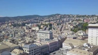 Ceneviz, İtalya. Şehrin merkezi, panoramik insansız hava aracı görüntüsü. Şehir merkezini çevreleyen binalar ve sokaklar, Liguria. Dağlar uzaktan görülebilir. 4K video.