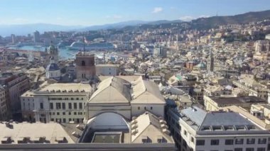 Cenevre Limanı 'nı çevreleyen binaların ve sokakların panoramik insansız hava aracı görüntüsü. Limanda gemi ve feribot gezisi. Güzel mimarisi, evleri, çatıları ve binaları olan eski ünlü İtalya şehri. 4K video klibi.