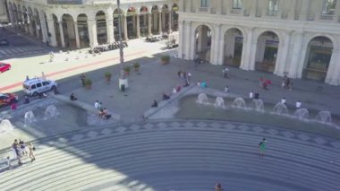 İtalya 'nın Cenova kentindeki Piazza De Ferrari meydanındaki Fountain' in panoramik hava aracı görüntüsü. Şehrin göbeğinde, tarihi ve modern merkez arasında yer alıyor. 4K video.