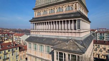 Köstebek Antonelliana Kulesi ve Torino şehrinin günbatımında gökyüzü manzarası, tarihi dönüm noktası mimarisi, kentsel panoramik sahne.