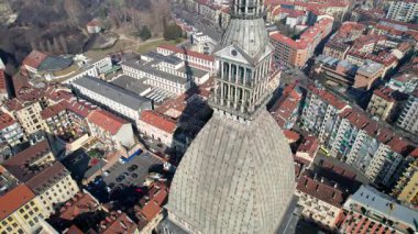 Hava aracı görüntüleri, Torino, İtalya 'daki klasik şehir binalarıyla çevrili Köstebek Antonelliana' nın yüksek kulesini ve kubbesini gösteriyor. Tarihi mimari, şehir manzarası, insansız hava aracı perspektifi..
