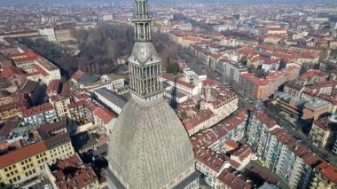 Yüksek açılı insansız hava aracı görüntüleri, yoğun şehir Torino, İtalya üzerindeki Köstebek Antonelliana 'nın yüksek kulesini gösteriyor. Tarihi eser mimarisi, kentsel panoramik manzara, hava mirası manzarası..