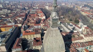 Mole Antonelliana 'nın yoğun kentsel kent Torino, İtalya üzerindeki yüksek taş kulesinin hava aracı görüntüsü, tarihi dönüm noktası mimarisi, kentsel panoramik manzara, hava mirası manzarası.