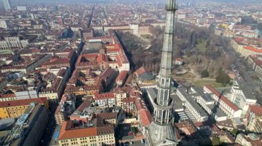 Hava aracı görüntüleri, yoğun şehir kenti Torino, İtalya 'da bulunan Köstebek Antonelliana' nın yüksek kulesini gösteriyor. Tarihi eser mimarisi, kentsel panoramik manzara, hava mirası manzarası..