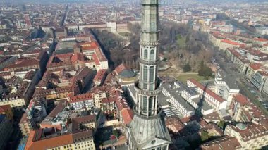 Havadan yakından bakınca Torino, İtalya 'daki Köstebek Antonelliana' nın klasik sütun ve kemerli pencerelerini, tarihi eser mimarisini, kentsel miras alanını, insansız hava aracı perspektifini görüyoruz..