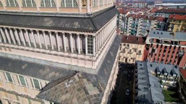 Hava aracı görüntüsü, İtalya 'nın Torino kentindeki Köstebek Antonelliana cephesi ve çevre şehir binalarının mimari detaylarını ortaya çıkardı..