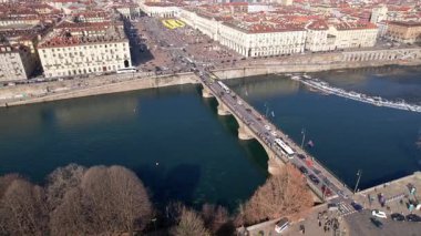 Hava aracı görüntüsü, Vittorio Emanuele I köprüsünün Po Nehri 'nden İtalya, Torino' daki Piazza Vittorio Veneto 'ya geçtiğini gösteriyor. Tarihi şehir mimarisi, şehir panoraması, insansız hava aracı perspektifi..