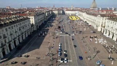 Yüksek açılı insansız hava aracı görüntüsü geniş Piazza Vittorio Veneto 'nun klasik Porto binaları ile Torino, İtalya' daki Köstebek Antonelliana 'yı, tarihi kent mimarisini ve şehir panoramasını gösteriyor..