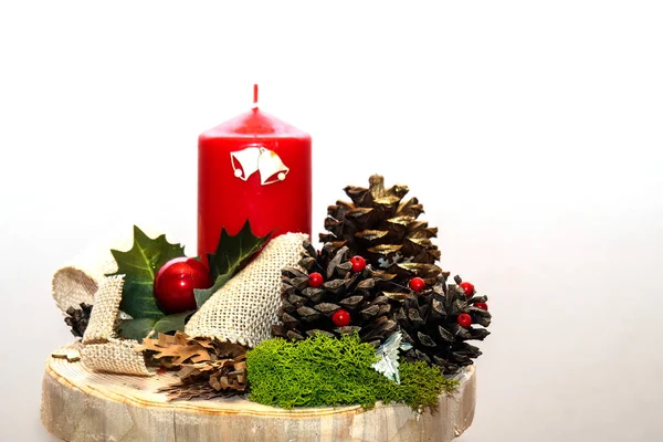 Weihnachtsdekoration Aus Zapfen Kerzen Moos Und Bunten Kugeln — Stockfoto