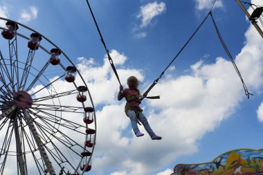 Trambolinde ve dönme dolapta zıplarken