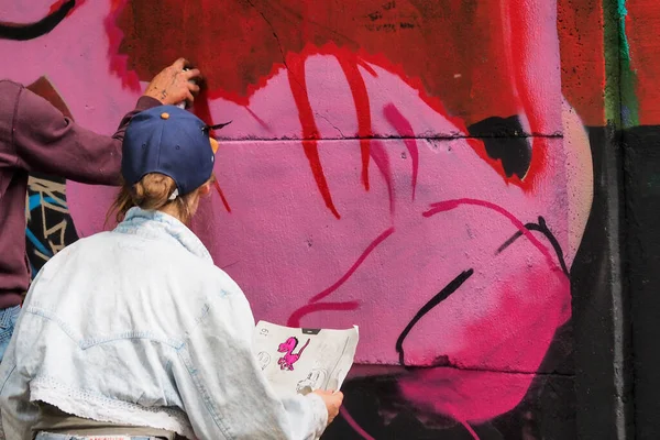 Graffiti Kunstenaar Aan Het Werk — Stockfoto