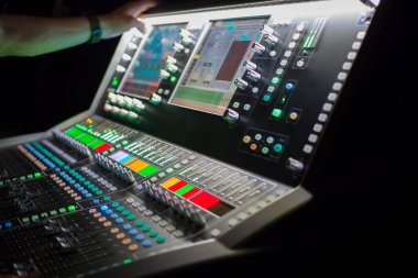 Ses mikserinin operatörü konserdeki sesin kalitesiyle ilgilenir.