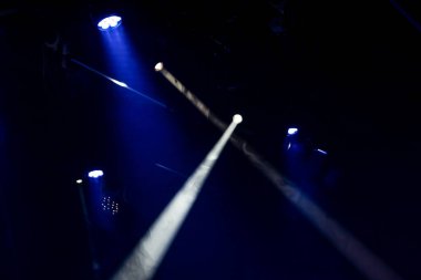 Soyutlama - konser sahnesinin loş ışıklandırması