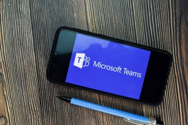 Microsoft Takımları Dev uygulaması Smartphone ekranında. Ekipler Microsoft Corporation tarafından geliştirilen ücretsiz bir web tarayıcısıdır. BEKASI, BATI JAVA, İNDONEZYA. 20 EKİM 2020