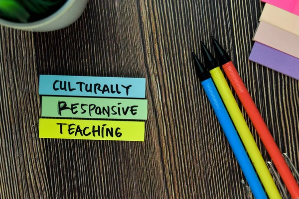Kulturálisan Érzékeny Tanítási Írni Ragacsos Megjegyzések Elszigetelt Asztal Oktatási Koncepció — Stock Fotó