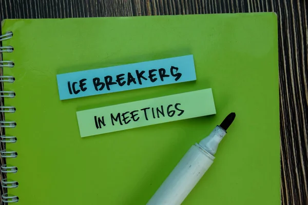 Ice Breakers Meetings Pisać Lepkie Nuty Izolowane Drewnianym Stole — Zdjęcie stockowe