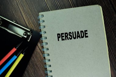 İkna Kitabı ahşap masada izole edilmiş.