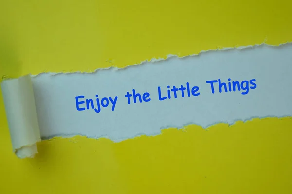 Genießen Sie Die Kleinen Dinge Text Zerrissenem Papier Geschrieben — Stockfoto