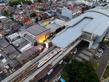 Jakarta. Endonezya 'da. 20 Kasım 2020: Ev ve otoyolda insansız hava aracı görüntüsü