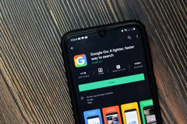 Google Go: Smartphone ekranında büyüteçle dev uygulamayı aramanın daha hafif ve hızlı bir yolu. Google Go, Google LLC tarafından geliştirilen ücretsiz bir web tarayıcısıdır. BEKASI, İNDONESYA. 25 Kasım 2020