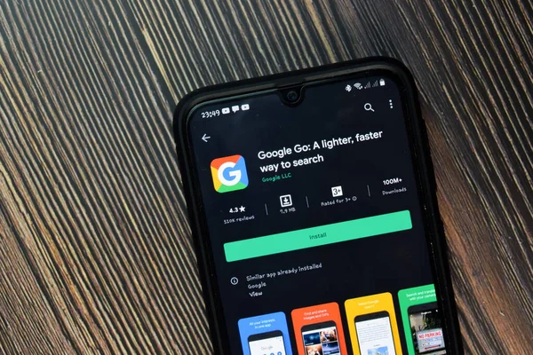 Google Go: Smartphone ekranında büyüteçle dev uygulamayı aramanın daha hafif ve hızlı bir yolu. Google Go, Google LLC tarafından geliştirilen ücretsiz bir web tarayıcısıdır. BEKASI, İNDONESYA. 25 Kasım 2020
