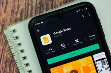 Smartphone ekranında büyüteci olan Google Slides dev uygulaması. Google Slides, Google LLC tarafından geliştirilen ücretsiz bir web tarayıcısıdır. BEKASI, BATI JAVA, İNDONEZYA. 29 Kasım 2020