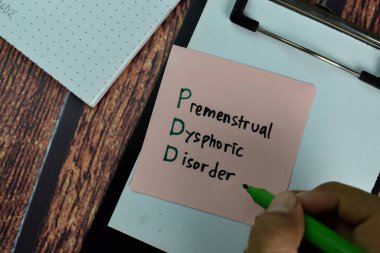 PDD - Adet Öncesi Disforik Bozukluğu Tahta Masa 'da izole edilmiş yapışkan notlara yaz.