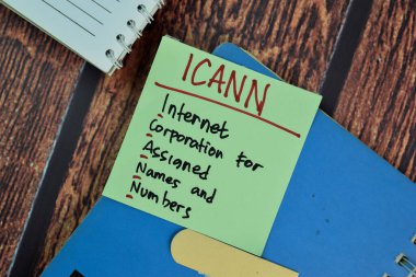 ICANN - Atanmış İsimler ve Numaralar için İnternet Kurumu Tahta Masa 'da izole edilmiş yapışkan notlara yazı yazdılar.
