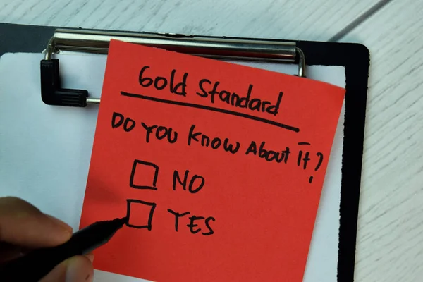Gold Standard Schrijven Plakkerige Notities Ondersteund Door Extra Diensten Geïsoleerd — Stockfoto