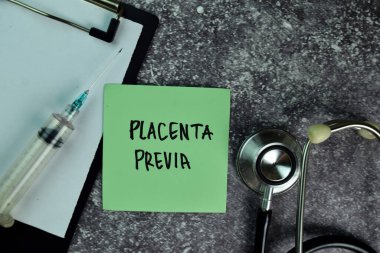 Plasenta Previa masanın üzerine yapışkan notlar yazar. Tıbbi ya da Sağlık Konsepti