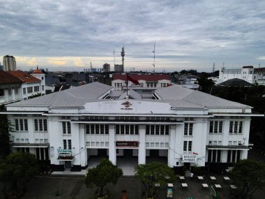 Fatahillah Meydanı 'ndaki Pos Endonezya Binası' nın havadan görünüşü, Kota Tua, Batavia eski şehri. JAKARTA, İNDONEZYA - 30 ARALIK 2020