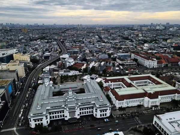 ジャカルタの街並みを背景にしたマニディリ美術館の空中写真 ジャカルタ インドネシア 2020年12月30日 — ストック写真