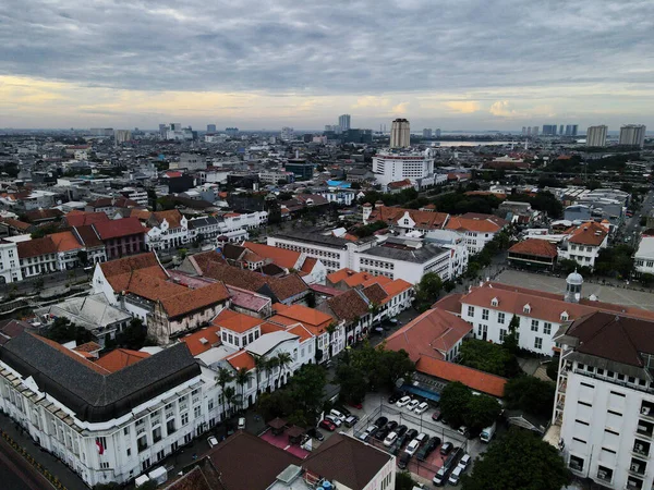 空中展望 インドネシアのジャカルタの旧市街にあるファタヒラ博物館 日没時にジャカルタの街並みやノイズの雲と ジャカルタ インドネシア 2020年12月30日 — ストック写真