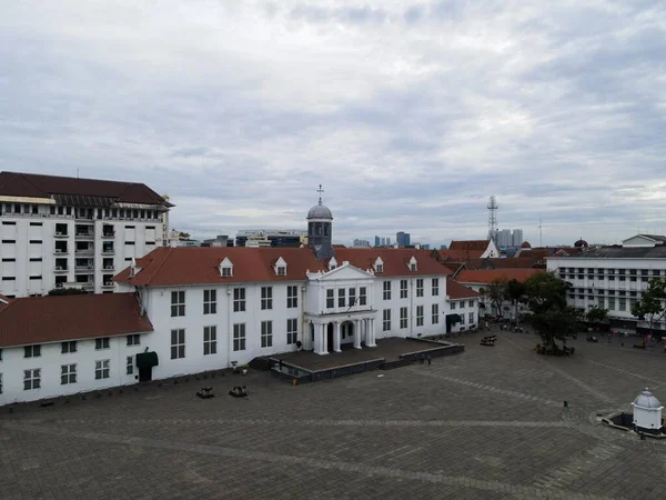 空中展望 インドネシアのジャカルタの旧市街にあるファタヒラ博物館 日没時にジャカルタの街並みやノイズの雲と ジャカルタ インドネシア 2020年12月30日 — ストック写真