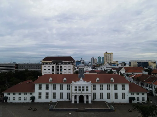 空中展望 インドネシアのジャカルタの旧市街にあるファタヒラ博物館 日没時にジャカルタの街並みやノイズの雲と ジャカルタ インドネシア 2020年12月30日 — ストック写真