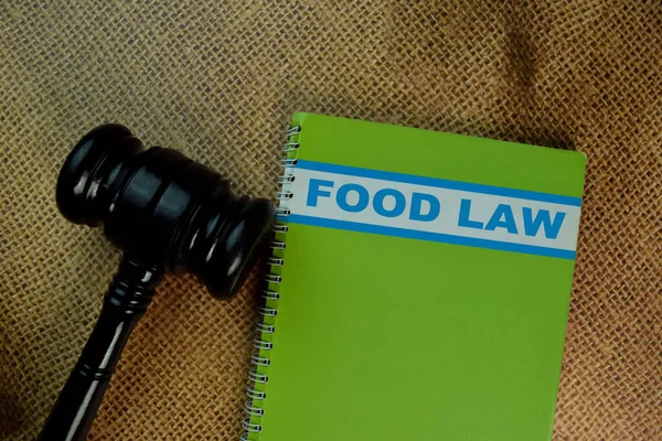 Das Buch Des Lebensmittelrechts Auf Dem Schreibtisch Und Hammer — Stockfoto